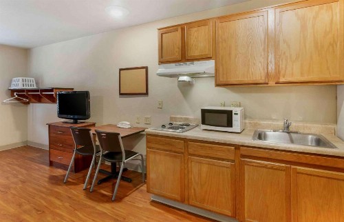 WoodSpring Suites Kansas City South - image 20
