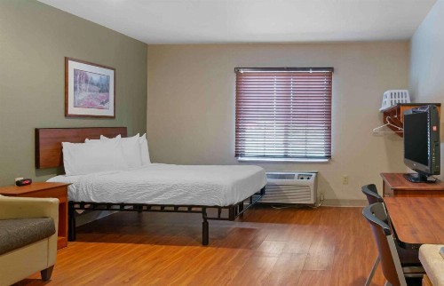 WoodSpring Suites Kansas City South - image 22