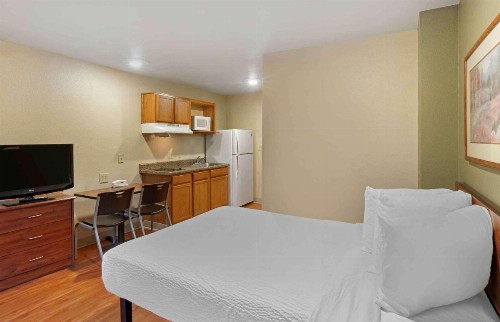 WoodSpring Suites Kansas City South - image 27