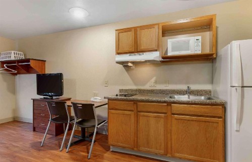 WoodSpring Suites Kansas City South - image 6
