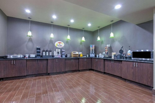 Super 8 by Wyndham Karnes City - image 22