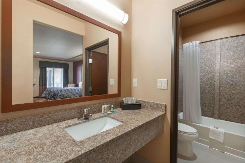 Super 8 by Wyndham Karnes City - image 23