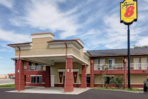 Super 8 by Wyndham Karnes City - image 3