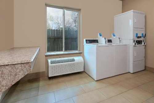 Super 8 by Wyndham Karnes City - image 32
