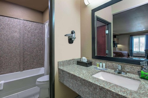 Super 8 by Wyndham Karnes City - image 43