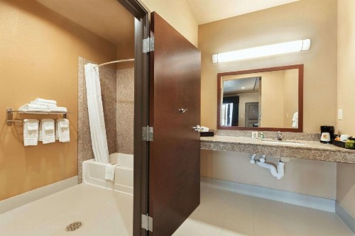 Super 8 by Wyndham Karnes City - image 44