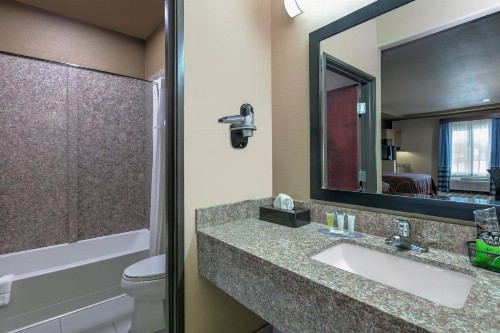 Super 8 by Wyndham Karnes City - image 6