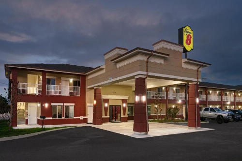 Super 8 by Wyndham Karnes City - image 9