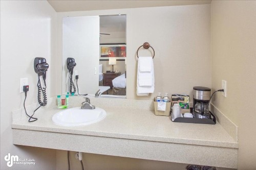 Kenai Airport Hotel - image 33