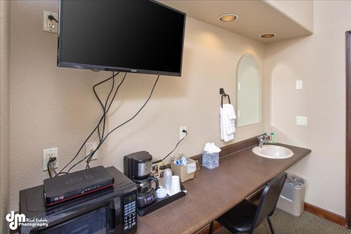 Kenai Airport Hotel - image 40