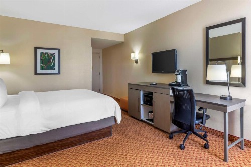 Best Western Plus Kendall Hotel & Suites - image 25