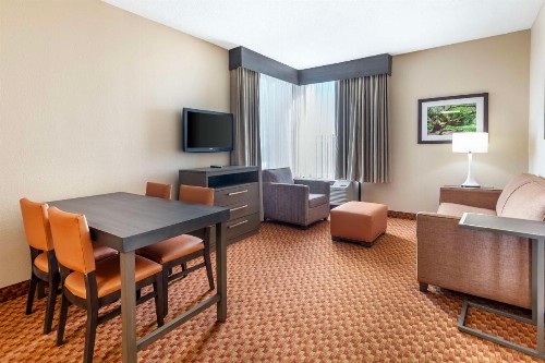 Best Western Plus Kendall Hotel & Suites - image 4