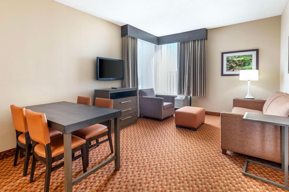 Best Western Plus Kendall Hotel & Suites - image 4