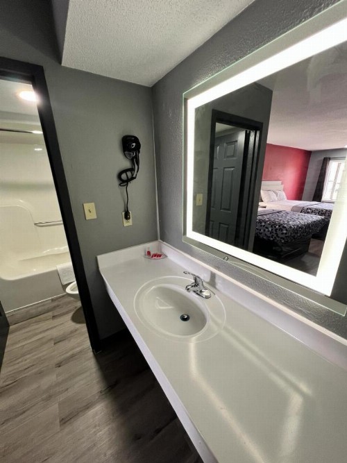 Americas Best Value Inn Kennett - image 3