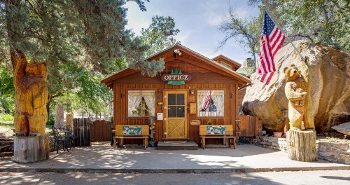 Whispering Pines Lodge - image 1