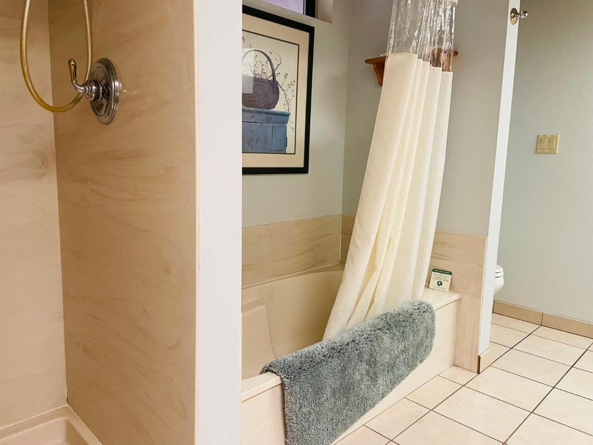 Whispering Pines Lodge - image 6