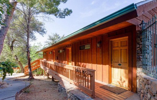 Whispering Pines Lodge - image 7