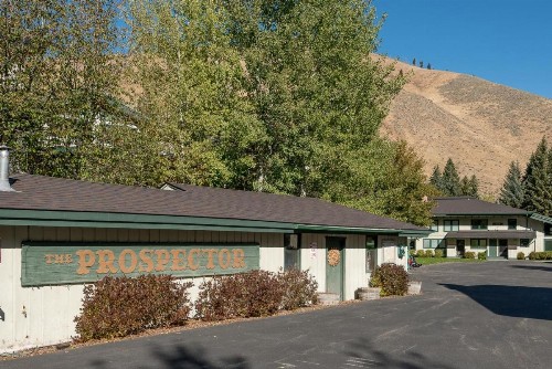 Prospector Condominiums walk to lift - image 27