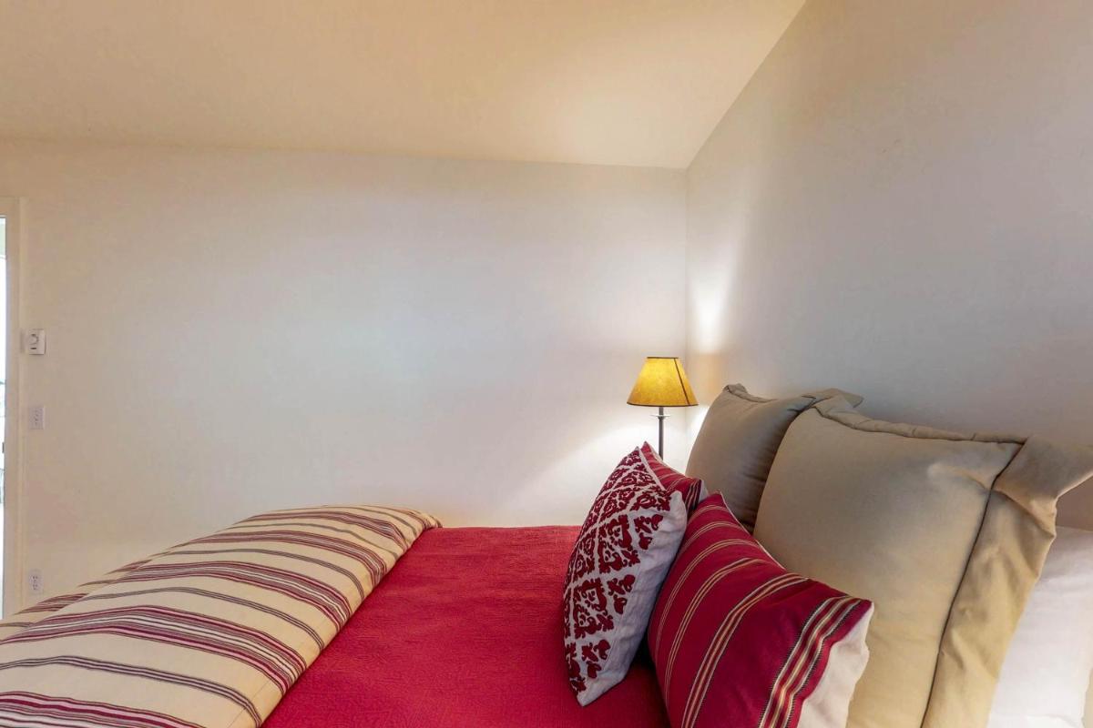 Creekside Retreat - image 7