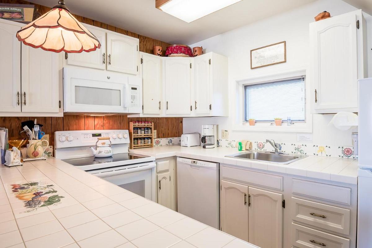 Alpine Villa Condo Walk to Town - main image