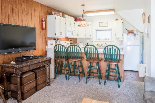 Alpine Villa Condo Walk to Town - image 3
