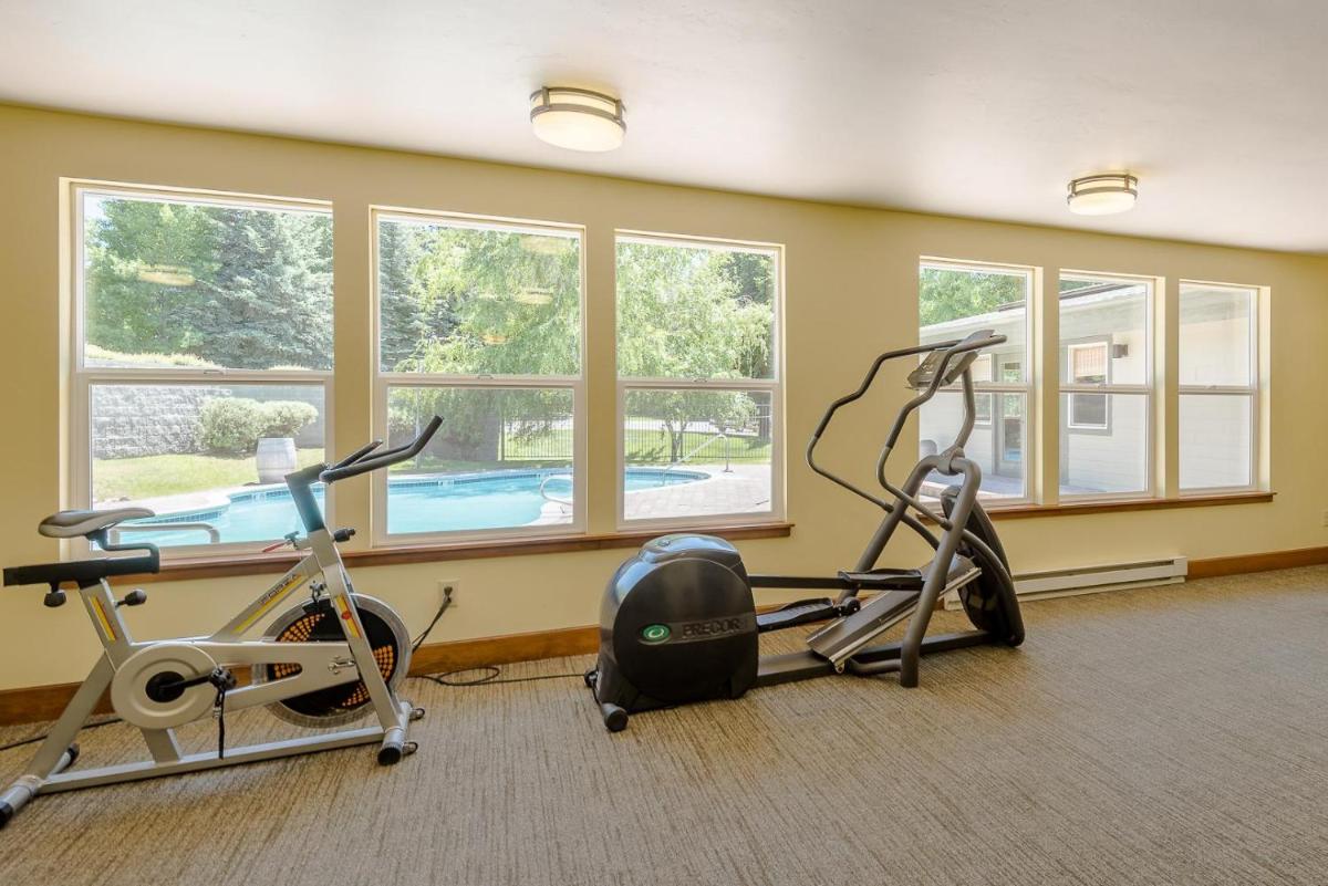 Ranch Condominium with Elkhorn Amenities - image 2