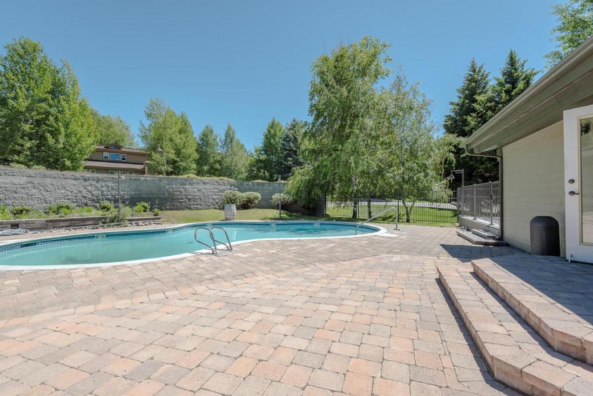 Ranch Condominium with Elkhorn Amenities - image 5