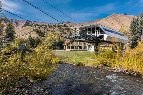 Delightful International Village Getaway - image 7