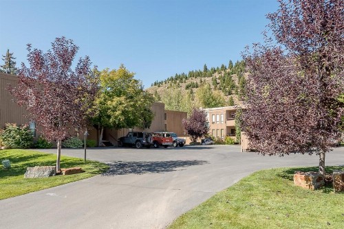 Sawtooth Condo in Warm Springs walk to lifts - image 24