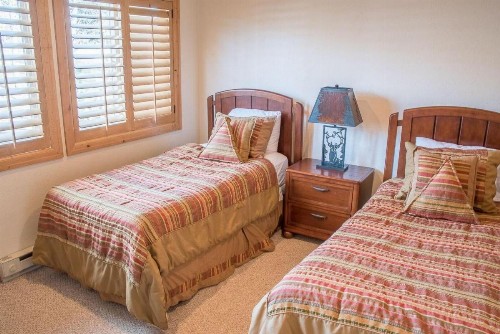 Spacious Townhome - Walk to Ski Lifts and Downtown Ketchum - image 6