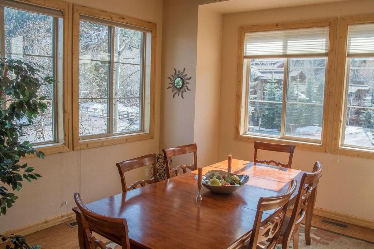Spacious Townhome - Walk to Ski Lifts and Downtown Ketchum - image 7