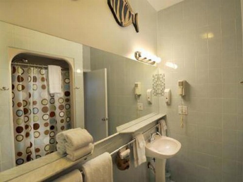 Suite Dreams Inn by the Beach - image 27