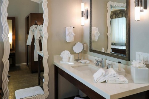 Almond Tree Inn - image 37