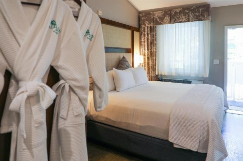 Almond Tree Inn - image 38