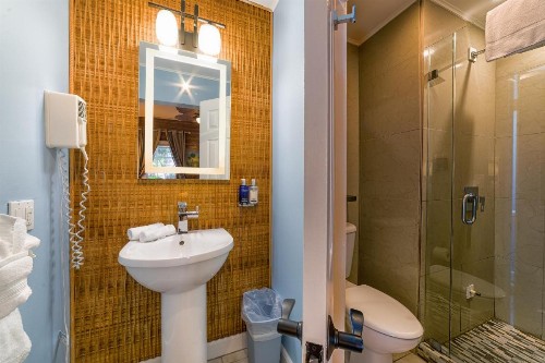 Seascape Tropical Inn - image 13