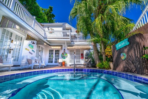 Seascape Tropical Inn - image 2