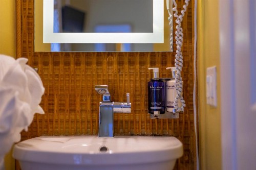Seascape Tropical Inn - image 36