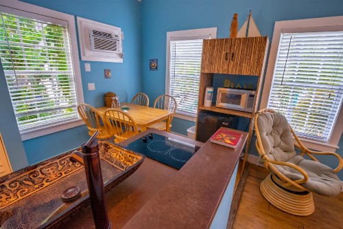 Seascape Tropical Inn - image 9