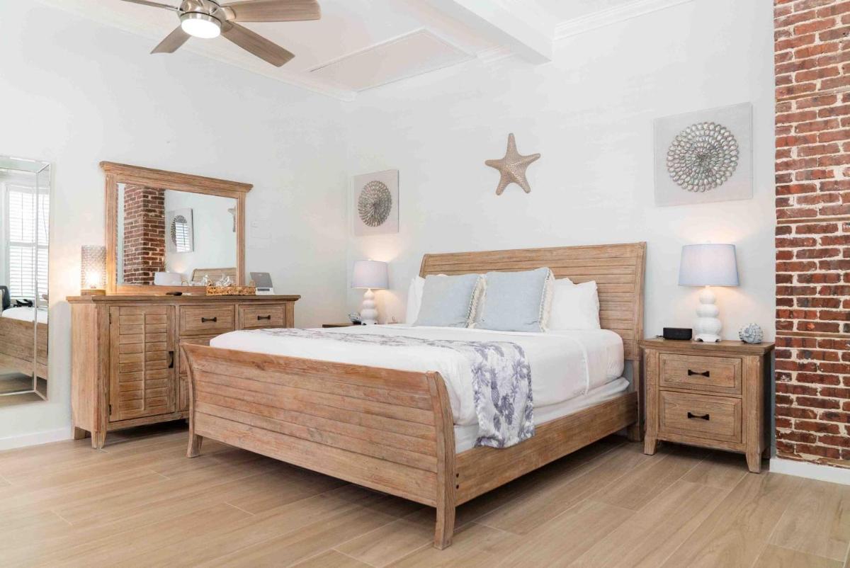 Southernmost Point Guest House - image 2