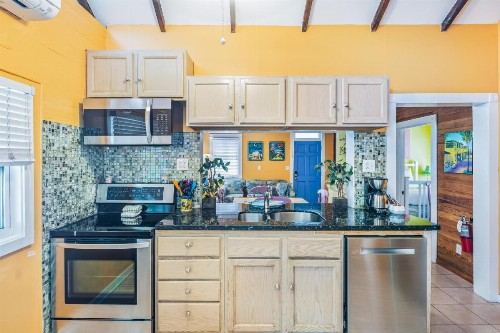 Bahama House - image 8