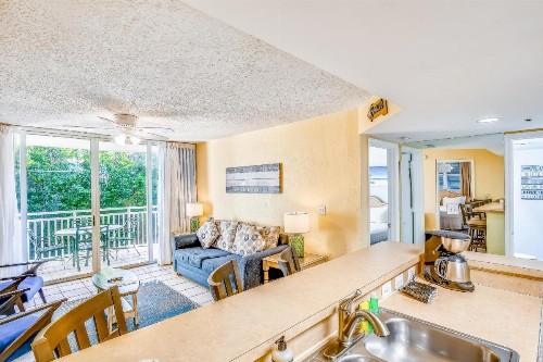 Sunrise Suites - Sea Breeze Suite 101 - image 10