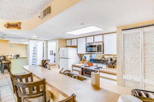 Sunrise Suites - Sea Breeze Suite 101 - image 8
