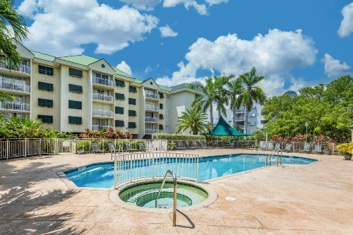 Sunrise Suites - Butterfly Nest #107 - image 1
