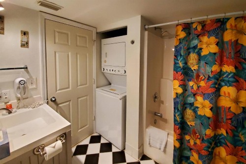 Sunrise Suites - Butterfly Nest #107 - image 9