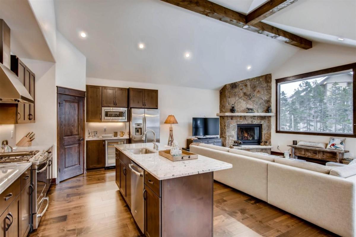 NEW! River Run Village 3 Bedroom Town House Walk to Gondola - image 4