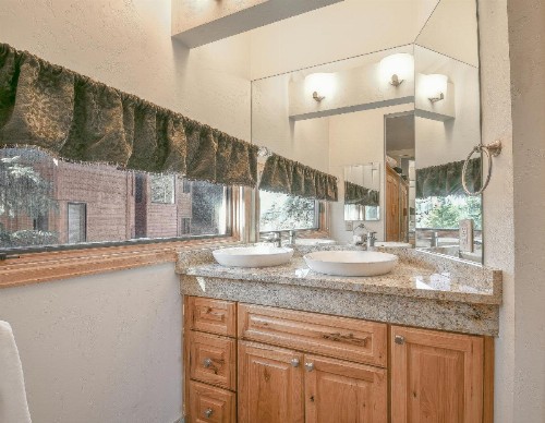 Tennis Townhomes 1319 - image 2