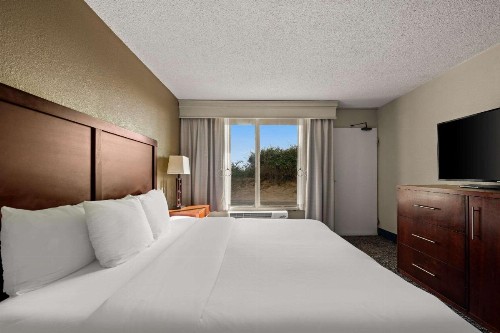Comfort Inn on the Ocean - image 11