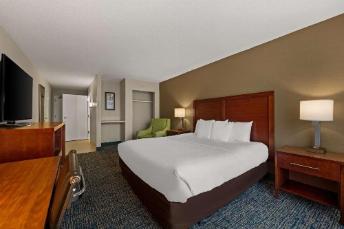 Comfort Inn on the Ocean - image 25