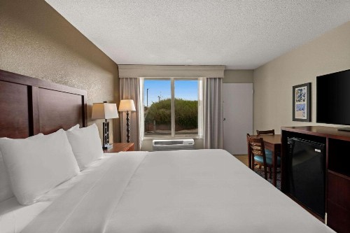 Comfort Inn on the Ocean - image 29
