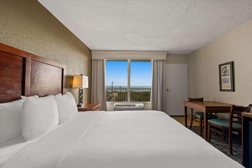 Comfort Inn on the Ocean - image 9